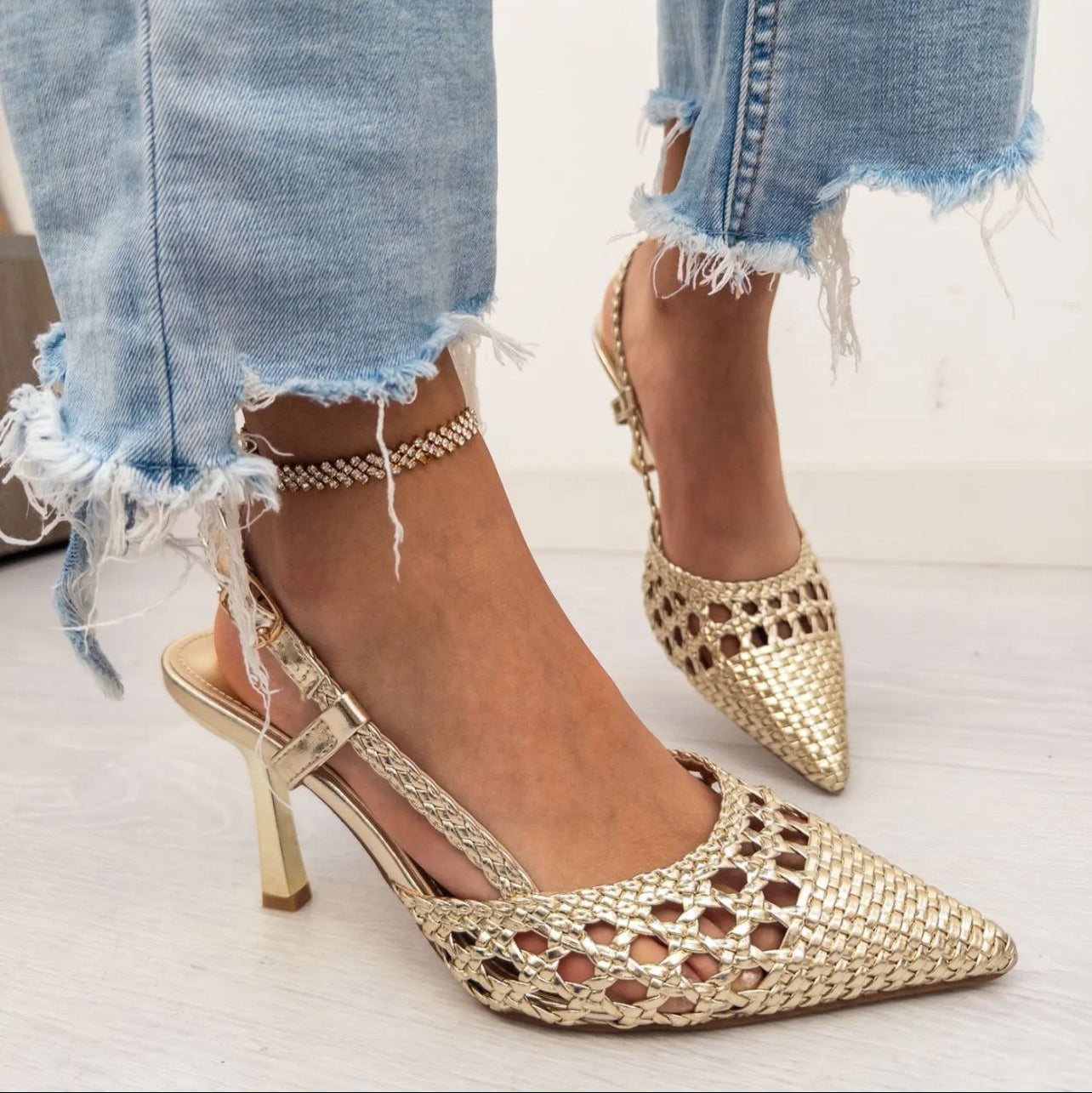 Sandalia tacón entrelazada DORADA