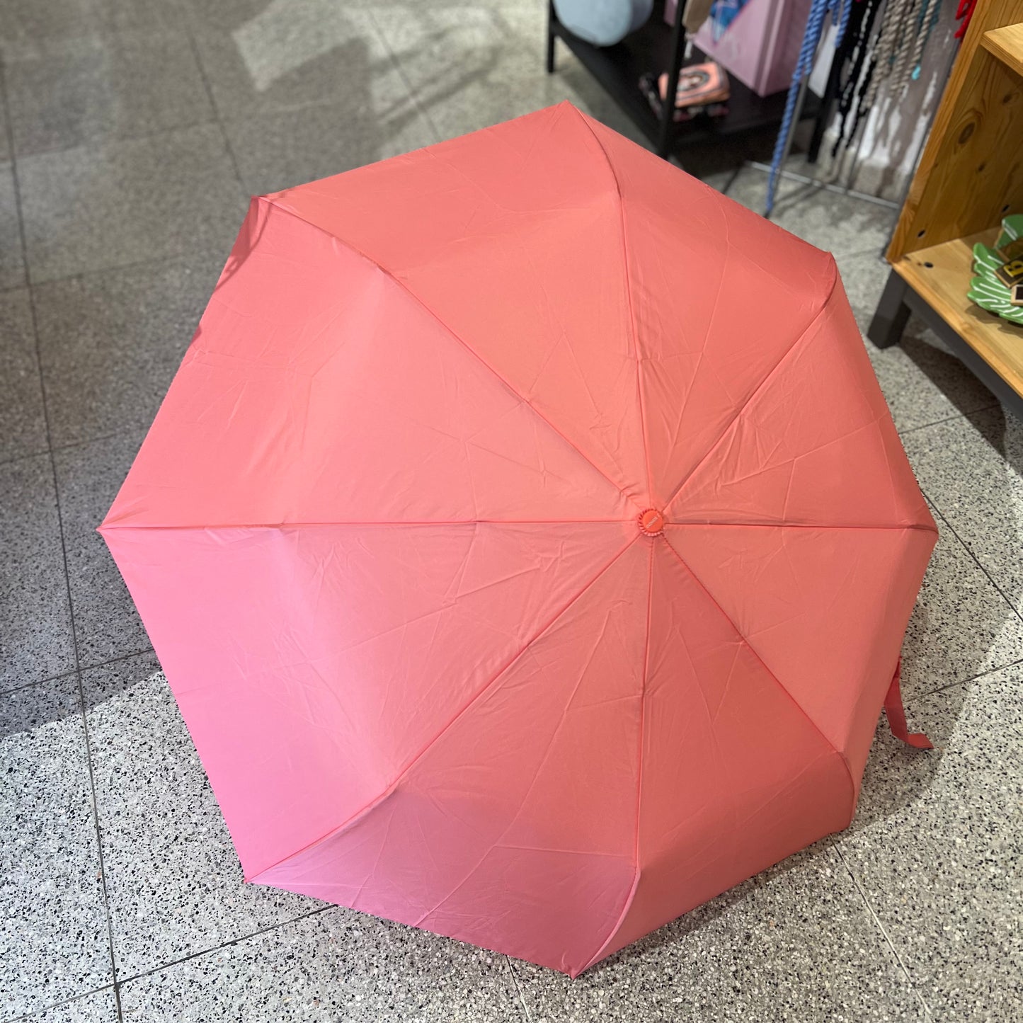 Paraguas bolso salmón.