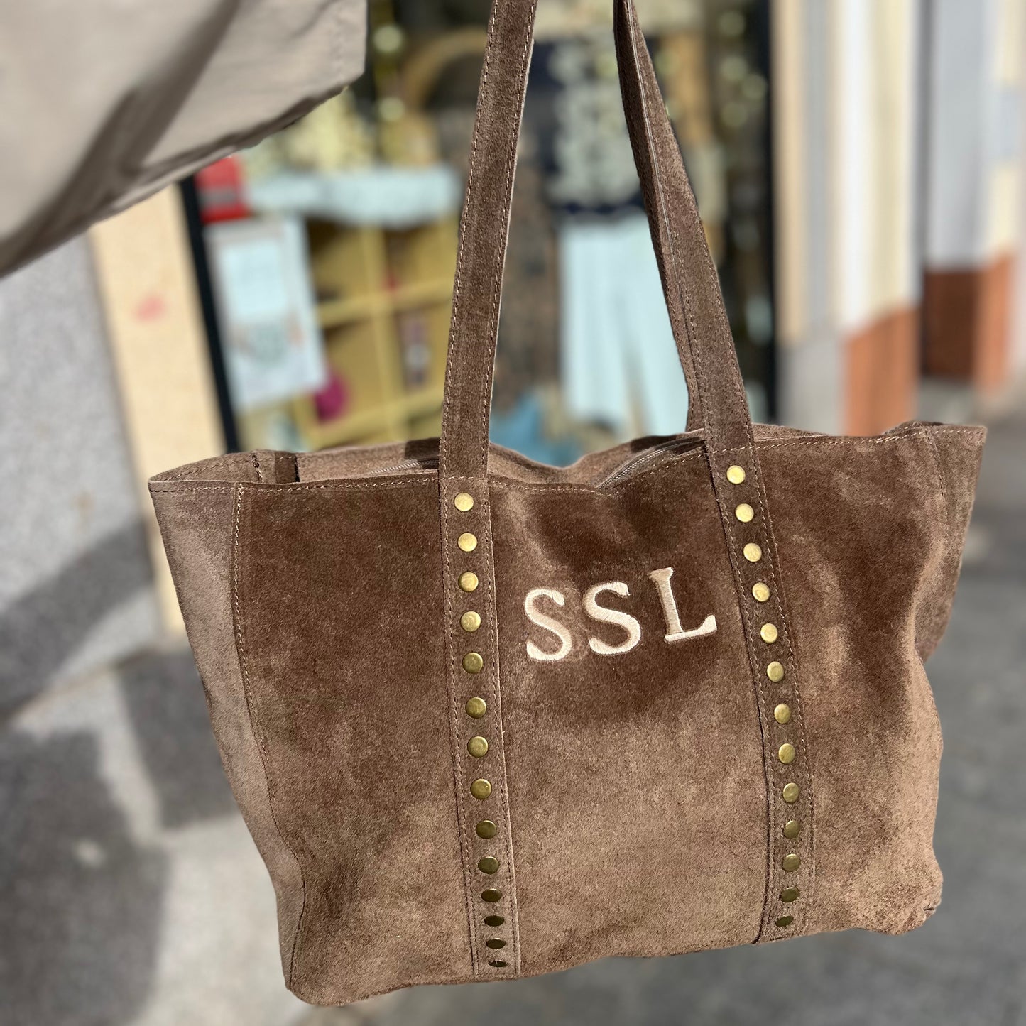 Bolso Shopping Serraje Topo y Tachuelas Personalizado con Iniciales.