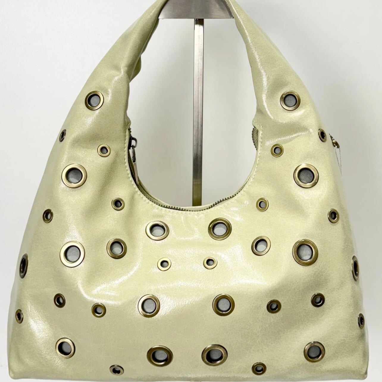 Bolso tachas.