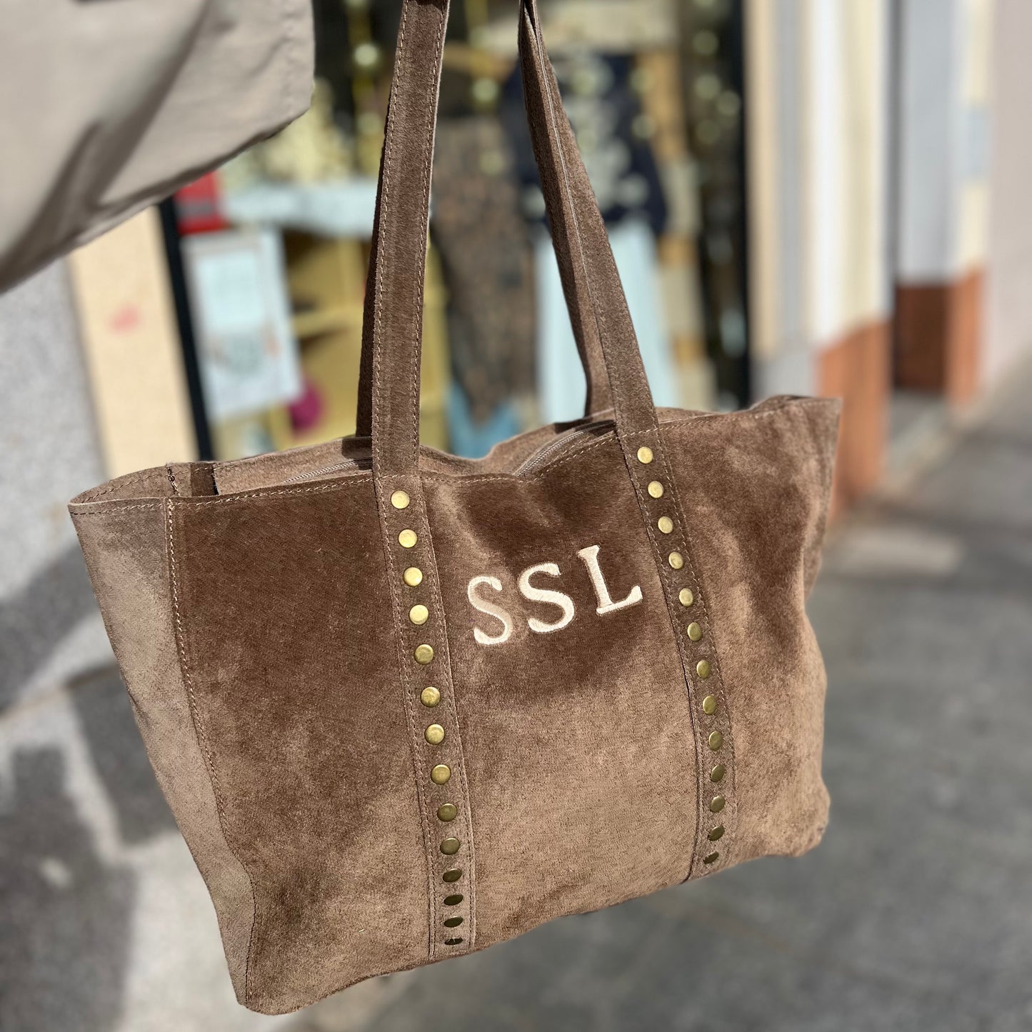 Bolso Shopping Serraje Topo y Tachuelas Personalizado con Iniciales.