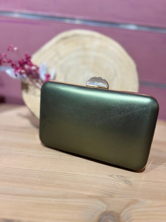 Clutch verde metalizado.