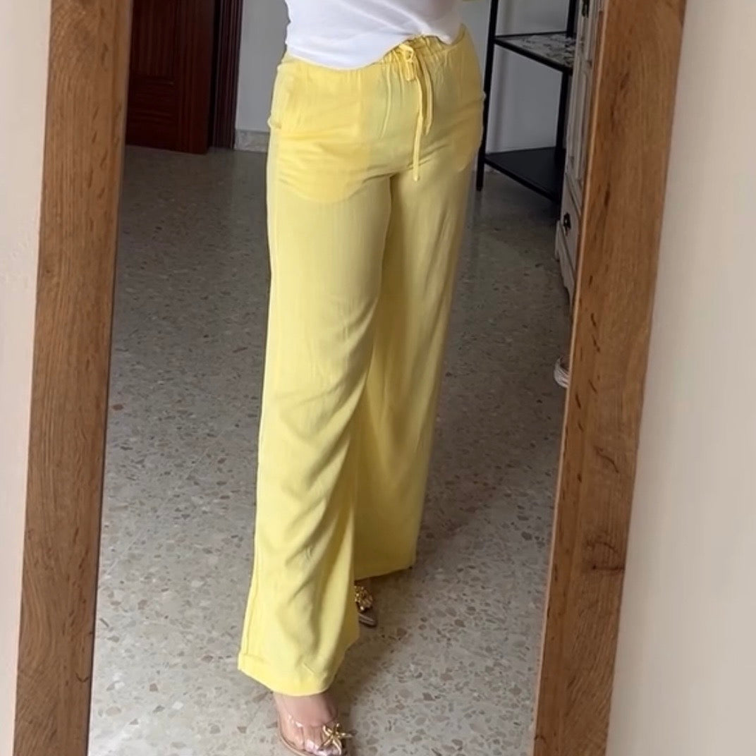 Pantalón lino amarillo.