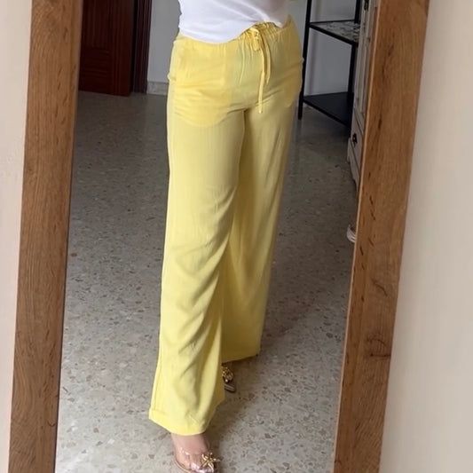 Pantalón lino amarillo.