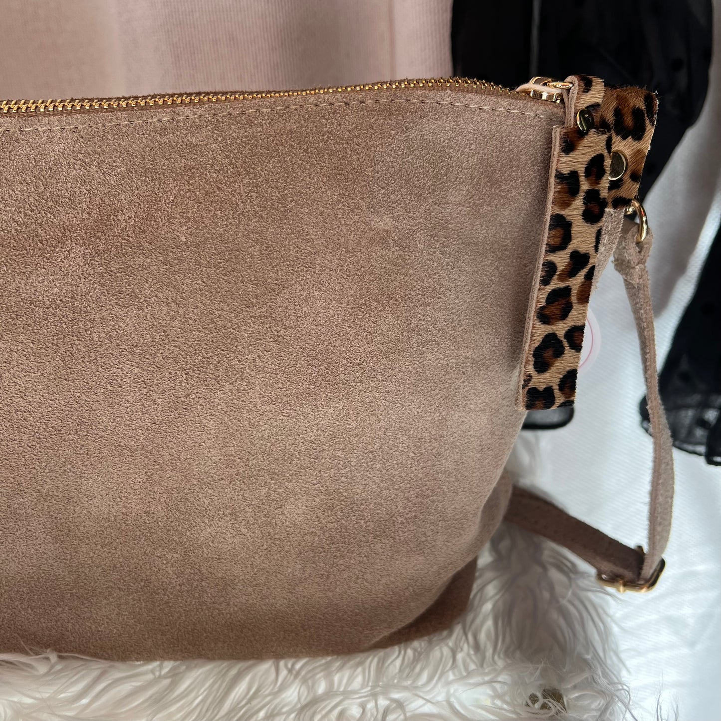 Bolso piel beige.