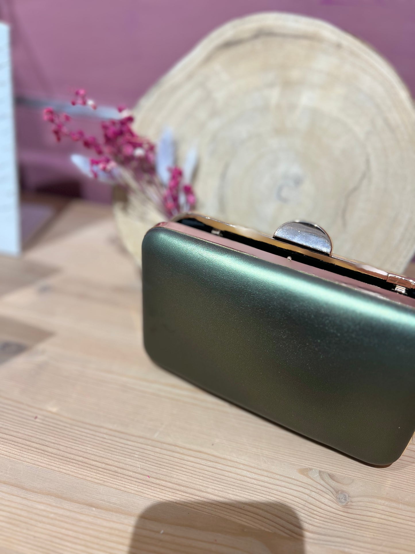 Clutch verde metalizado.