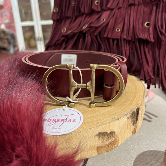 Cinturón piel burdeos.