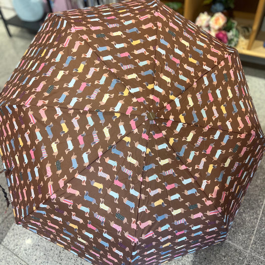 Paraguas teckel marrón.