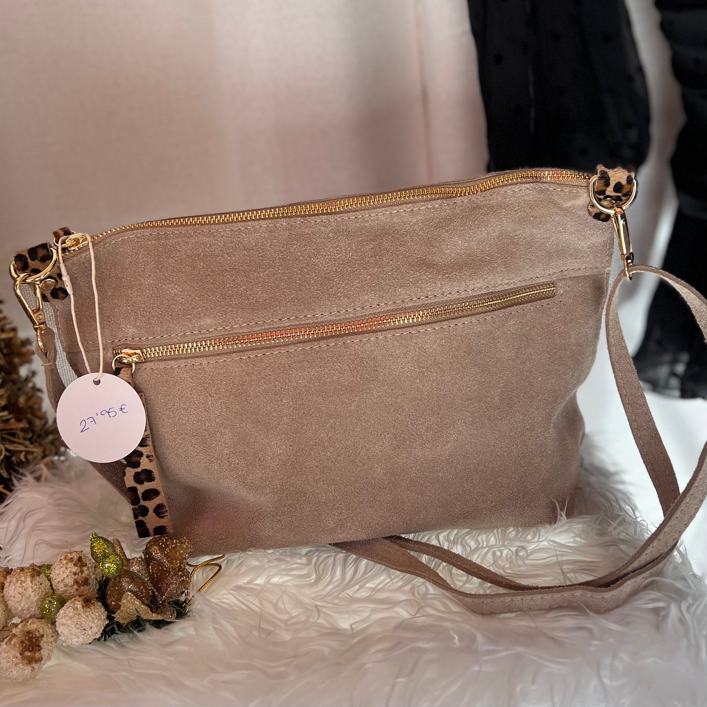 Bolso piel beige.